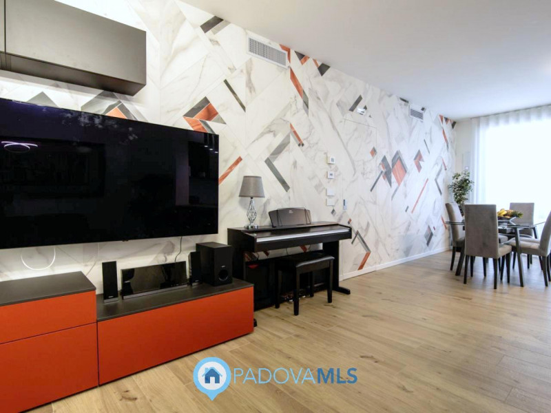 Mestrino: In quartiere residenziale nel cuore di Mestrino proponiamo un'attico composto da un'amp...