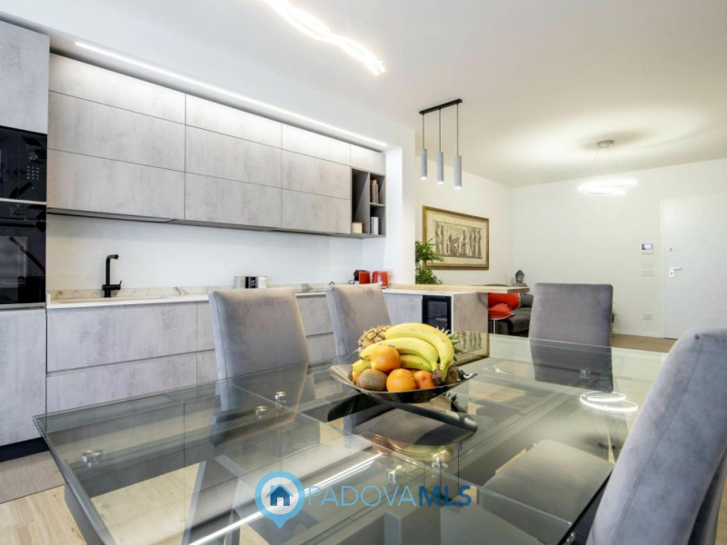 Mestrino: In quartiere residenziale nel cuore di Mestrino proponiamo un'attico composto da un'amp...