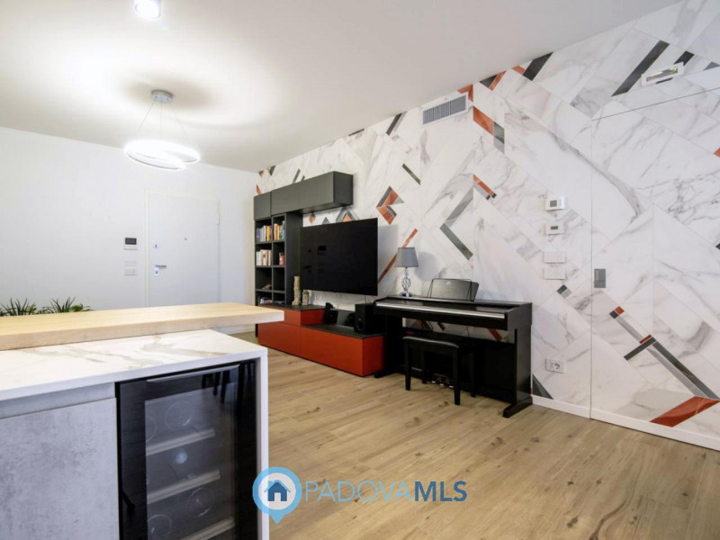 Mestrino: In quartiere residenziale nel cuore di Mestrino proponiamo un'attico composto da un'amp...