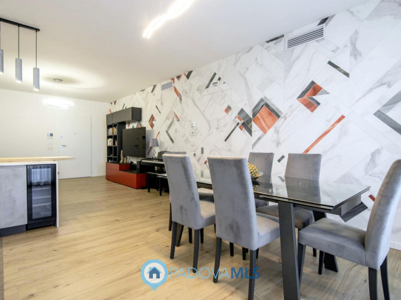 Mestrino: In quartiere residenziale nel cuore di Mestrino proponiamo un'attico composto da un'amp...