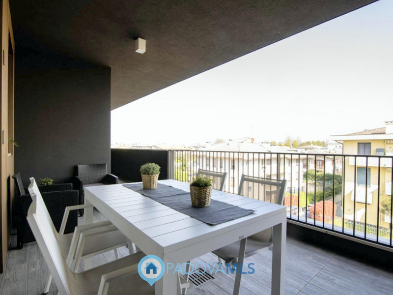 Mestrino: In quartiere residenziale nel cuore di Mestrino proponiamo un'attico composto da un'amp...