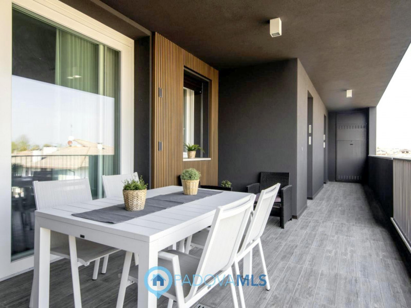 Mestrino: In quartiere residenziale nel cuore di Mestrino proponiamo un'attico composto da un'amp...