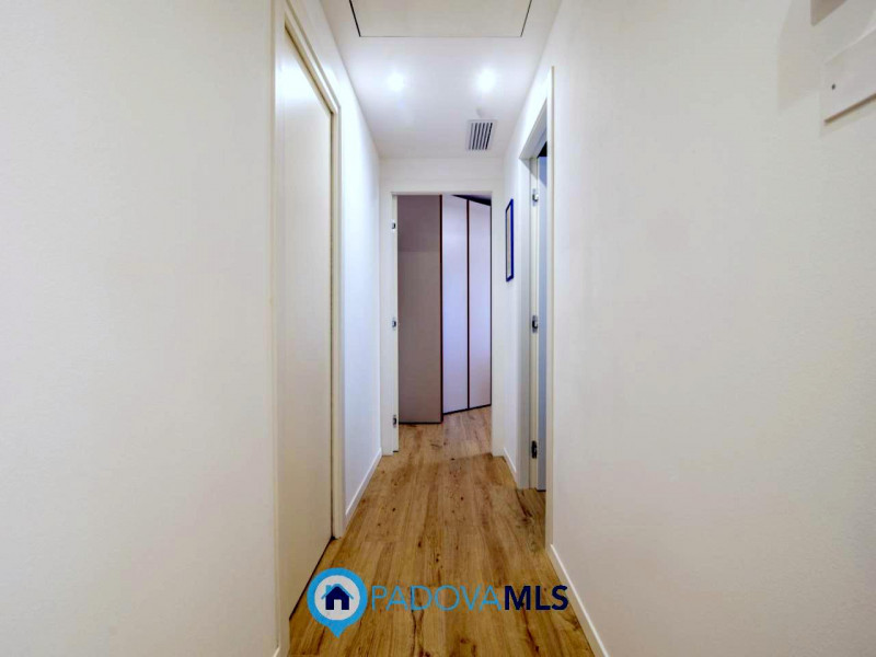 Mestrino: In quartiere residenziale nel cuore di Mestrino proponiamo un'attico composto da un'amp...