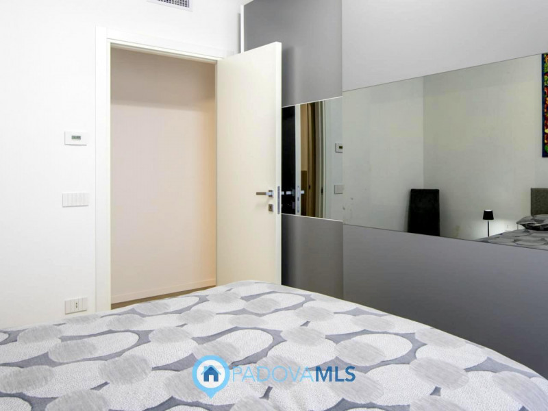 Mestrino: In quartiere residenziale nel cuore di Mestrino proponiamo un'attico composto da un'amp...