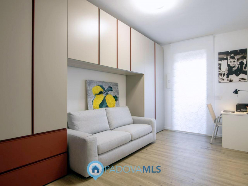 Mestrino: In quartiere residenziale nel cuore di Mestrino proponiamo un'attico composto da un'amp...