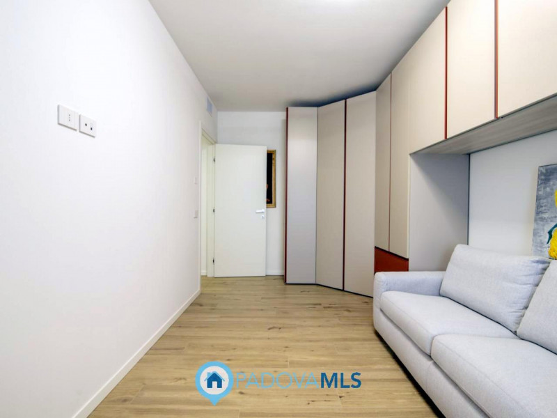 Mestrino: In quartiere residenziale nel cuore di Mestrino proponiamo un'attico composto da un'amp...