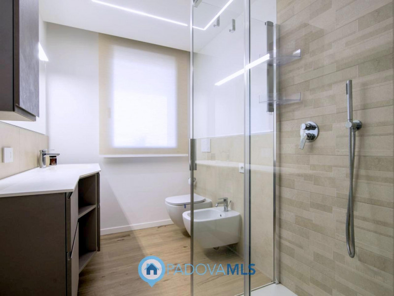 Mestrino: In quartiere residenziale nel cuore di Mestrino proponiamo un'attico composto da un'amp...