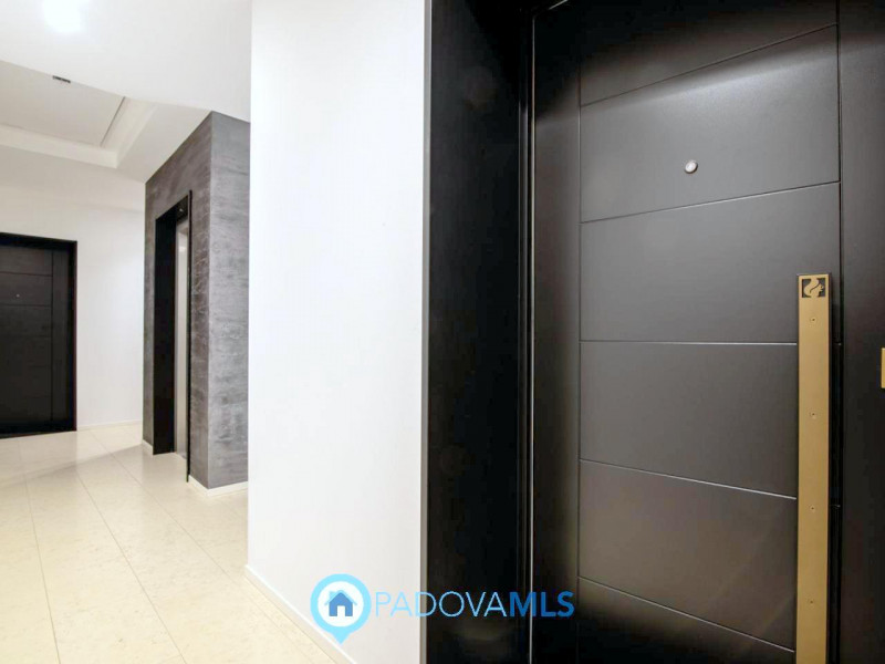 Mestrino: In quartiere residenziale nel cuore di Mestrino proponiamo un'attico composto da un'amp...