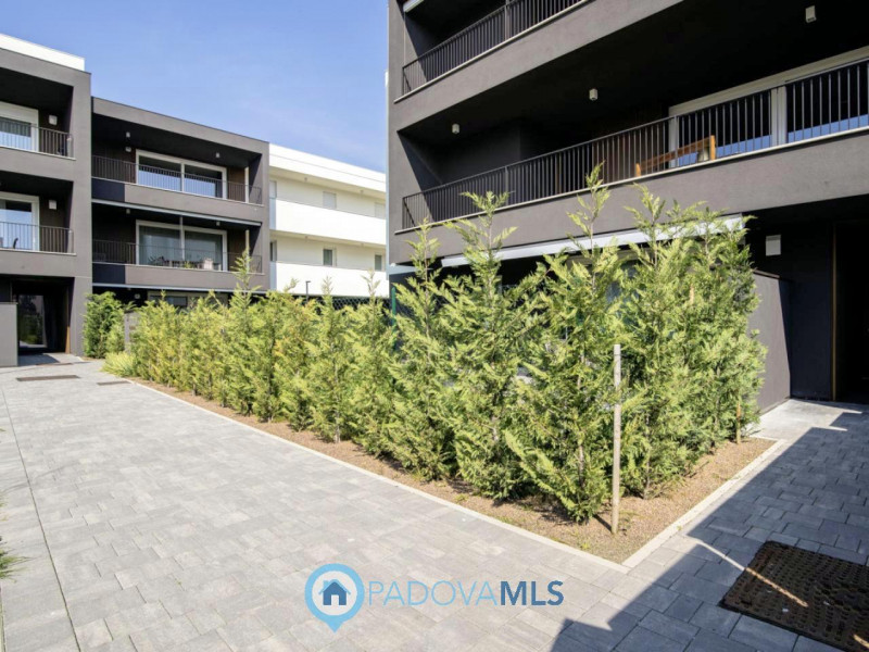 Mestrino: In quartiere residenziale nel cuore di Mestrino proponiamo un'attico composto da un'amp...