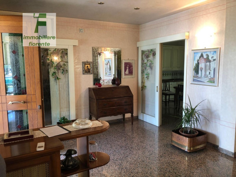 Signorile, impeccabile, in ottimo stato di manutenzione... su un lotto di 750 mq, casa singola su...