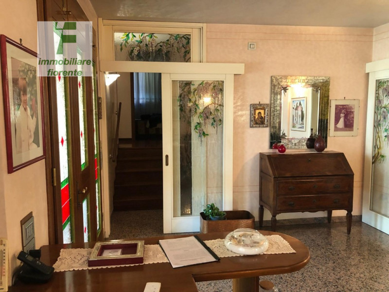 Signorile, impeccabile, in ottimo stato di manutenzione... su un lotto di 750 mq, casa singola su...
