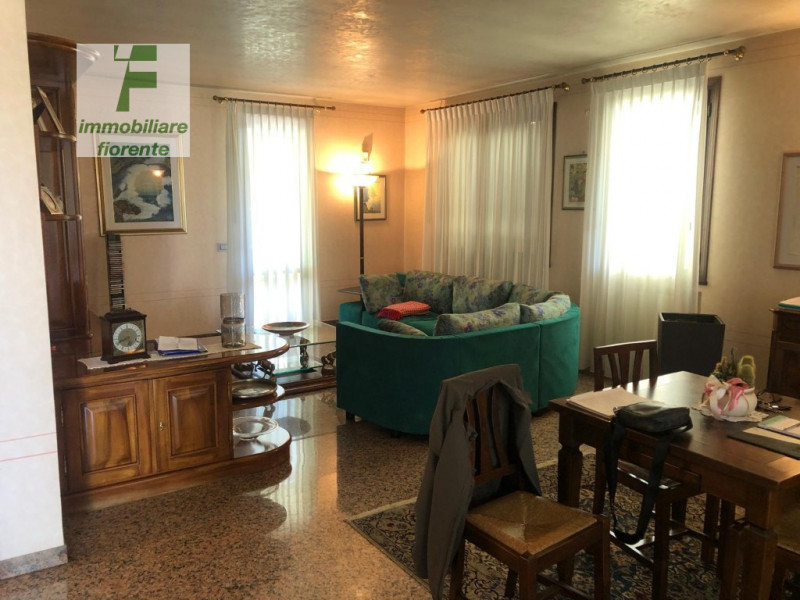 Signorile, impeccabile, in ottimo stato di manutenzione... su un lotto di 750 mq, casa singola su...