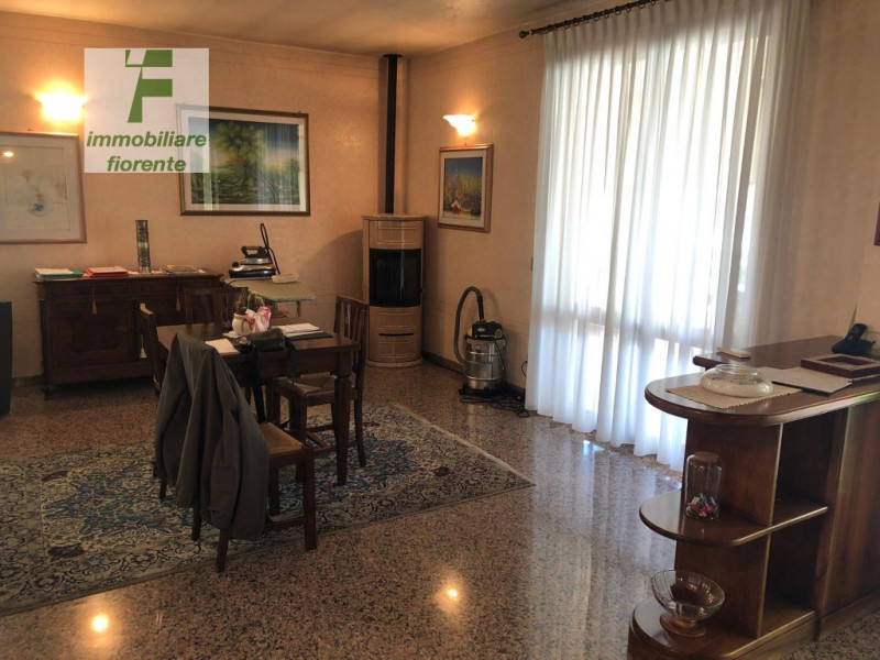 Signorile, impeccabile, in ottimo stato di manutenzione... su un lotto di 750 mq, casa singola su...