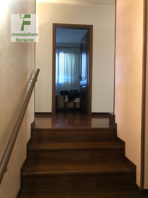 Signorile, impeccabile, in ottimo stato di manutenzione... su un lotto di 750 mq, casa singola su...