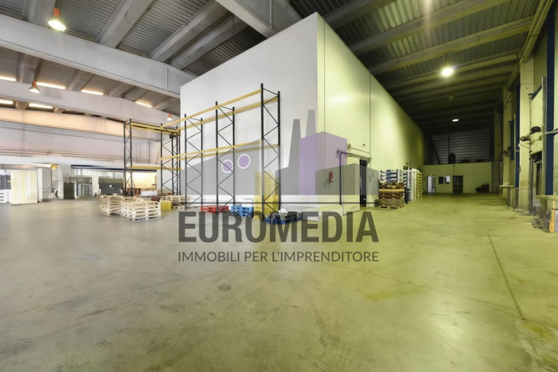 Rif. AC21_ANTONIO – Per informazioni: 338.4892021
EUROMEDIA propone in locazione un interessante ...