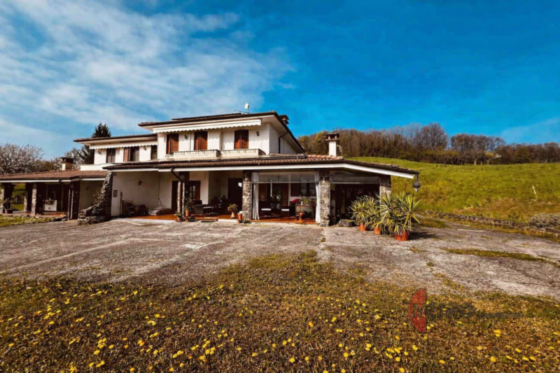 Una casa che accoglie, una casa che racconta
In via Grigolati, nel cuore tranquillo di Quargnenta...