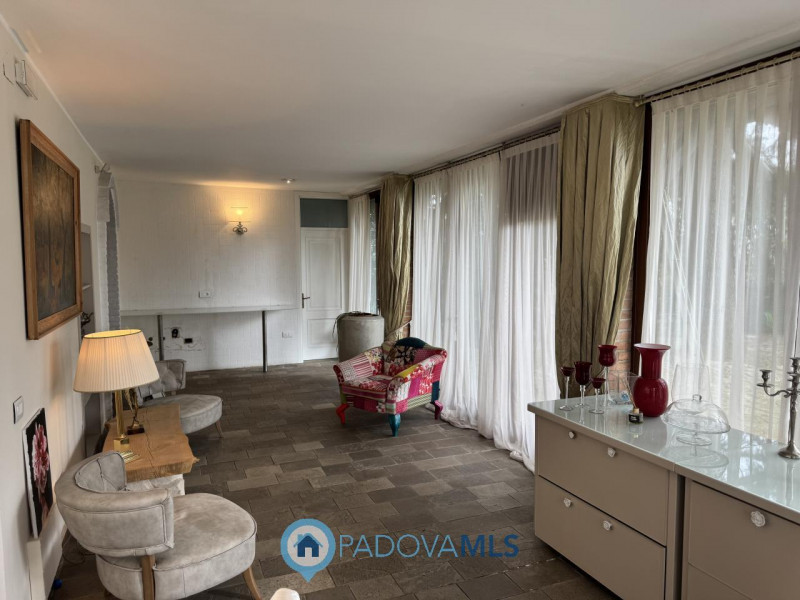 Signorile porzione di villa arredata

Immobile in esclusiva al Gruppo Padova MLS

Se amate la tra...