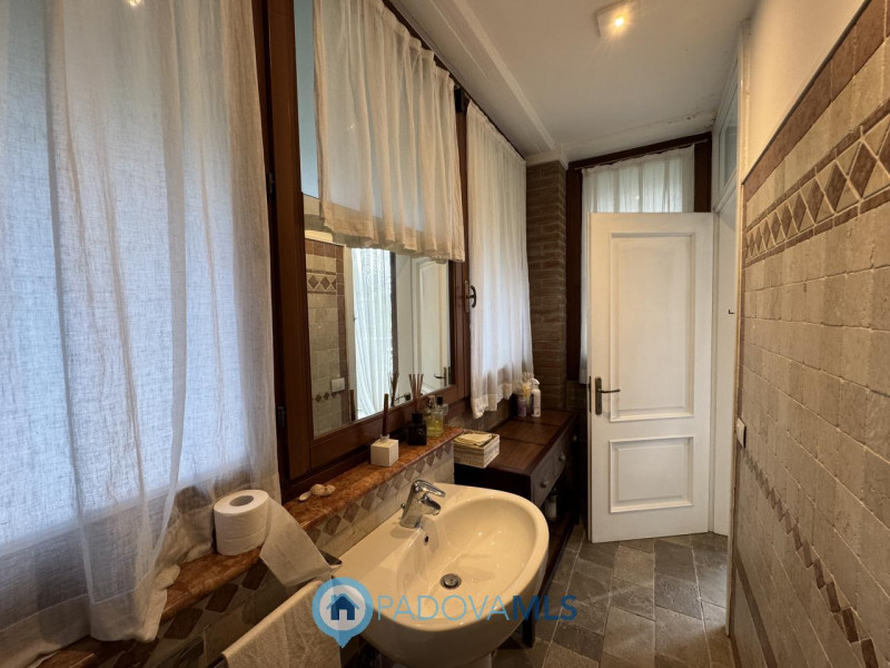 Signorile porzione di villa arredata

Immobile in esclusiva al Gruppo Padova MLS

Se amate la tra...