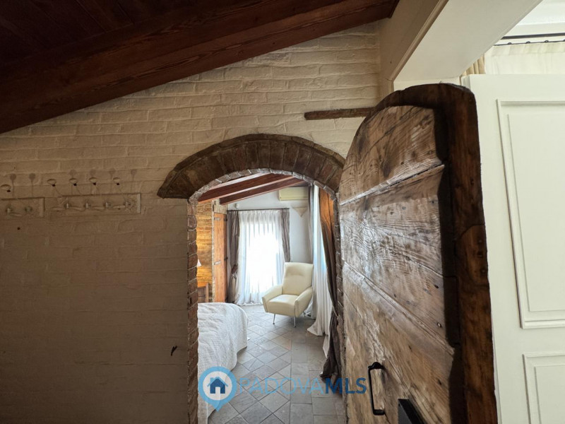 Signorile porzione di villa arredata

Immobile in esclusiva al Gruppo Padova MLS

Se amate la tra...