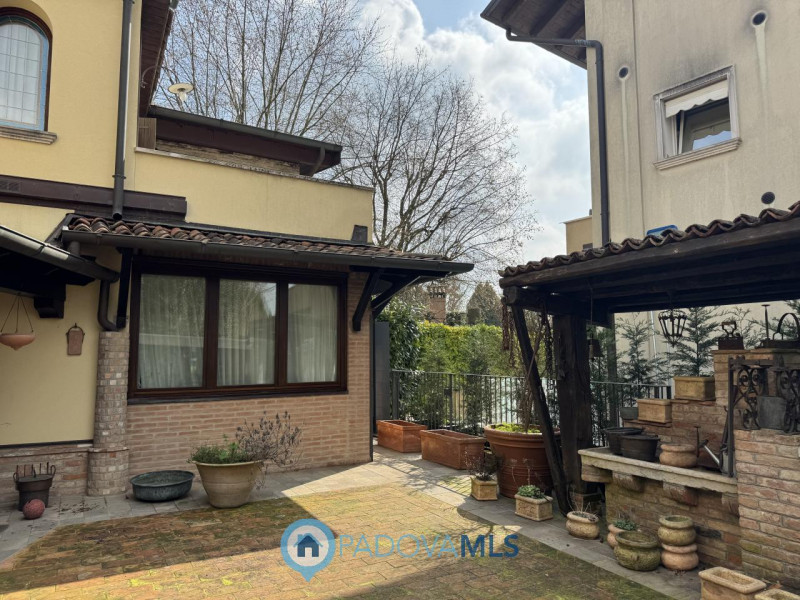 Signorile porzione di villa arredata

Immobile in esclusiva al Gruppo Padova MLS

Se amate la tra...