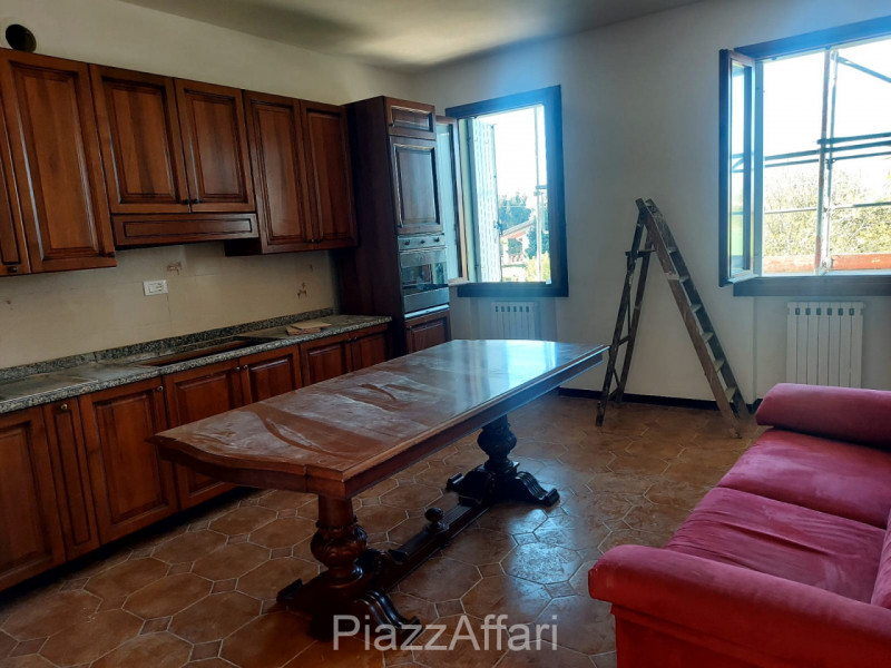 A Cambroso, frazione di Codevigo, proponiamo in affitto appartamento al piano primo situato in un...