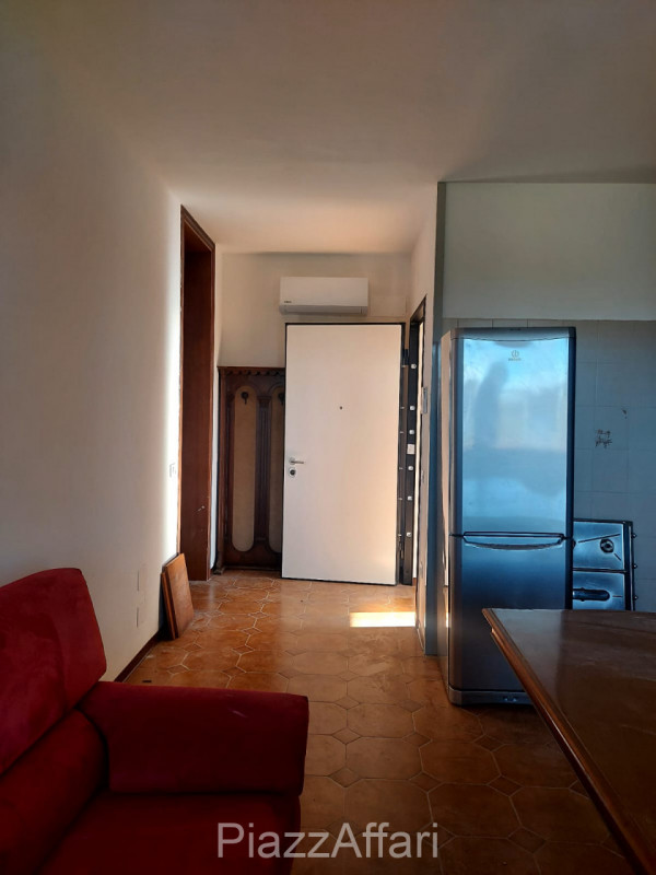 A Cambroso, frazione di Codevigo, proponiamo in affitto appartamento al piano primo situato in un...