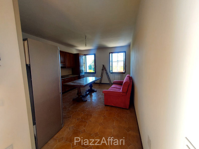 A Cambroso, frazione di Codevigo, proponiamo in affitto appartamento al piano primo situato in un...