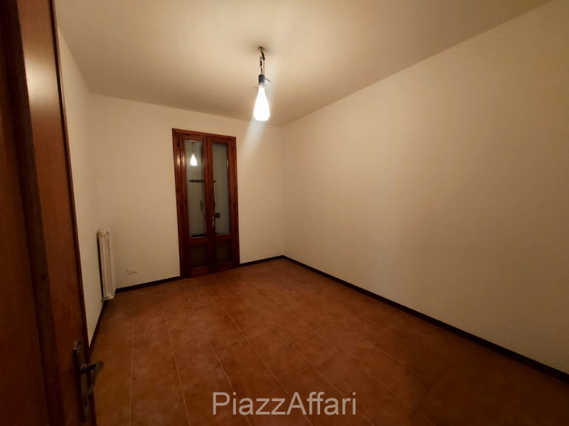 A Cambroso, frazione di Codevigo, proponiamo in affitto appartamento al piano primo situato in un...