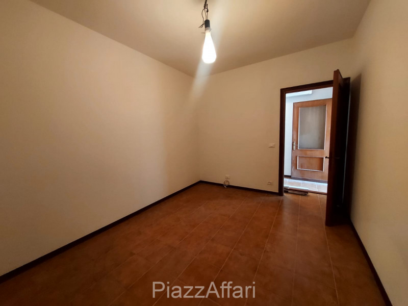 A Cambroso, frazione di Codevigo, proponiamo in affitto appartamento al piano primo situato in un...