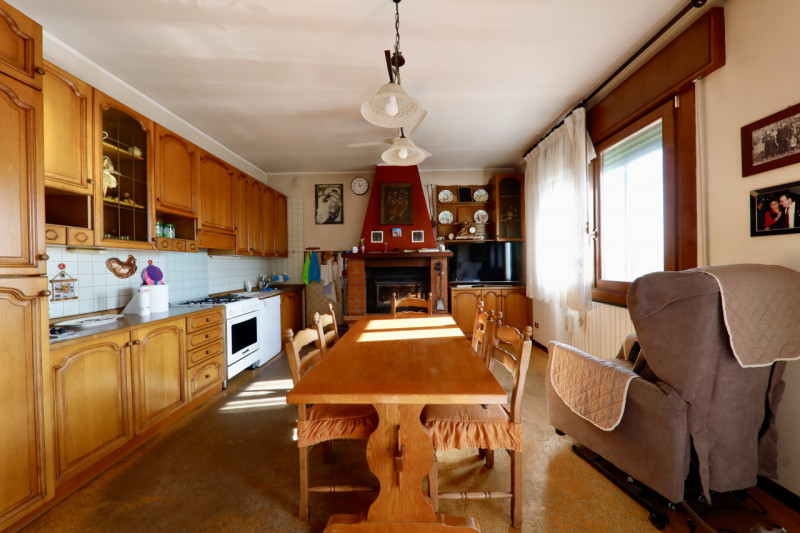 COMPOSIZIONE:
Proponiamo in vendita casa singola con garage e magazzino di pertinenza. Al primo p...