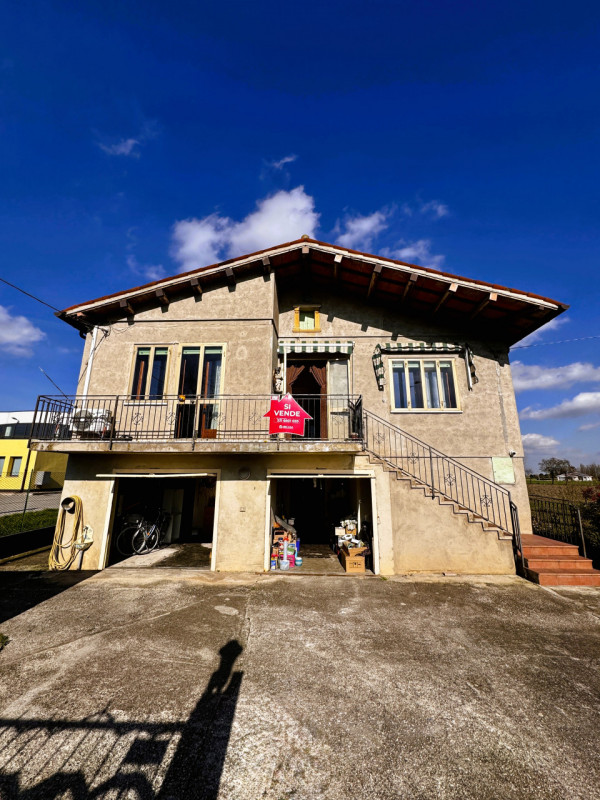 COMPOSIZIONE:
Proponiamo in vendita casa singola con garage e magazzino di pertinenza. Al primo p...