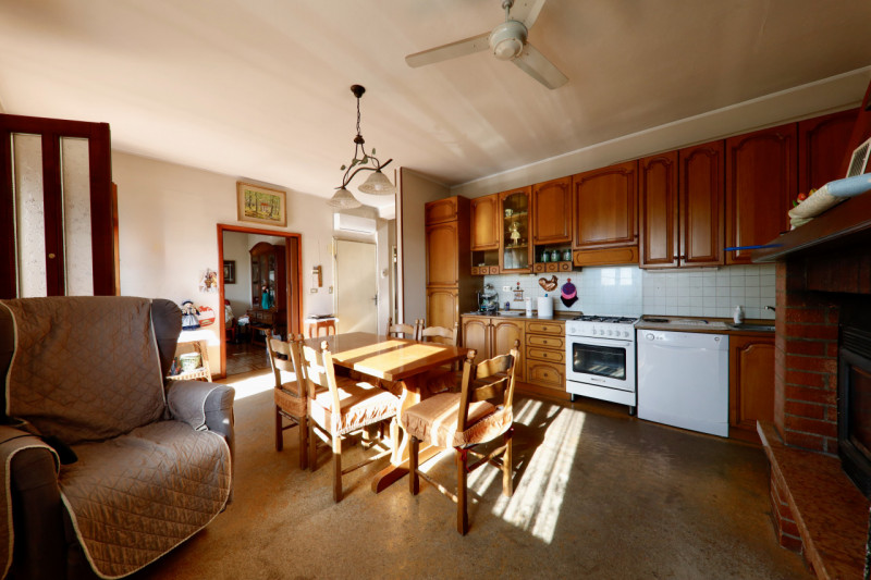 COMPOSIZIONE:
Proponiamo in vendita casa singola con garage e magazzino di pertinenza. Al primo p...