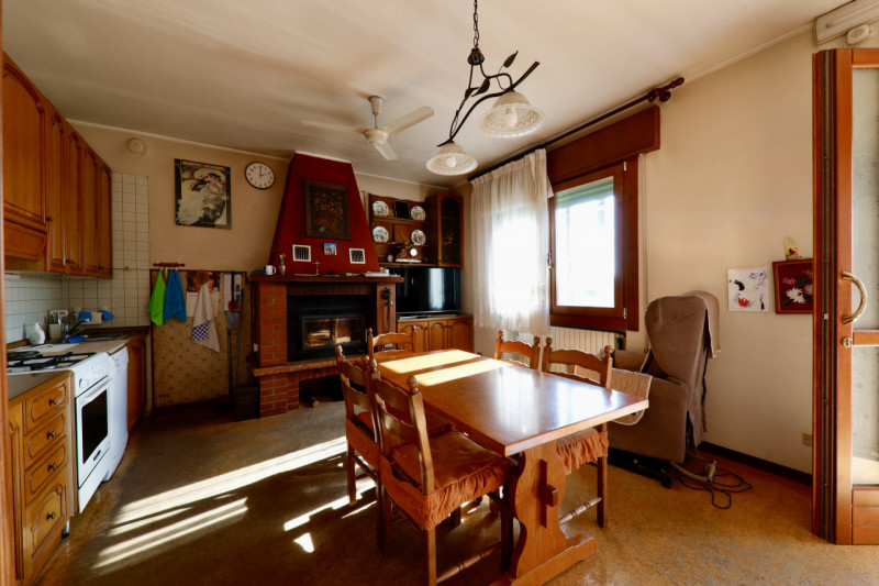 COMPOSIZIONE:
Proponiamo in vendita casa singola con garage e magazzino di pertinenza. Al primo p...