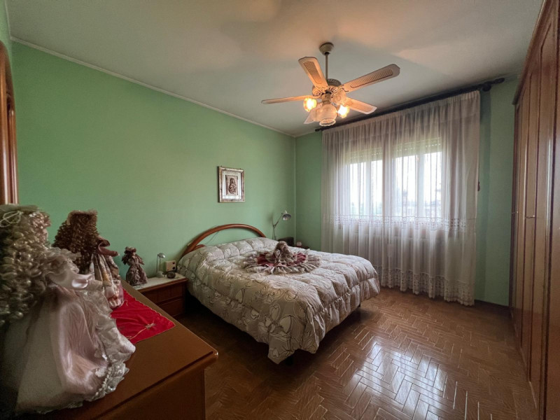 COMPOSIZIONE:
Proponiamo in vendita casa singola con garage e magazzino di pertinenza. Al primo p...