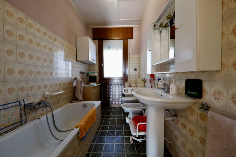 COMPOSIZIONE:
Proponiamo in vendita casa singola con garage e magazzino di pertinenza. Al primo p...