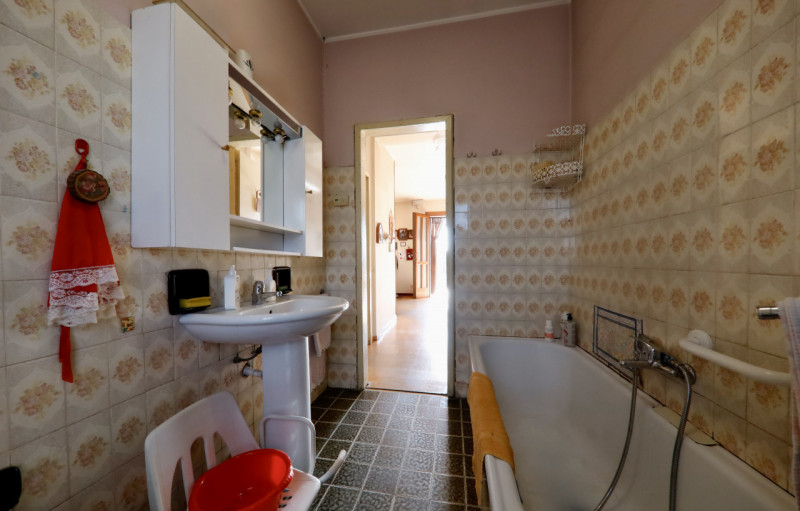 COMPOSIZIONE:
Proponiamo in vendita casa singola con garage e magazzino di pertinenza. Al primo p...