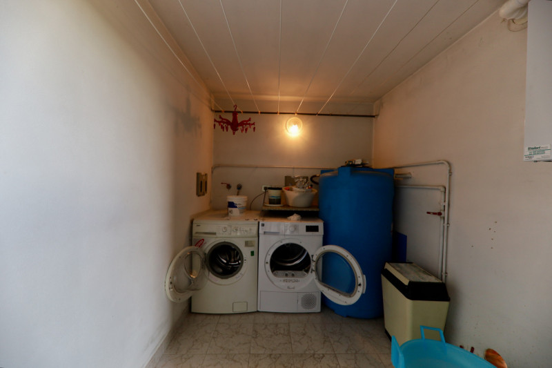 COMPOSIZIONE:
Proponiamo in vendita casa singola con garage e magazzino di pertinenza. Al primo p...