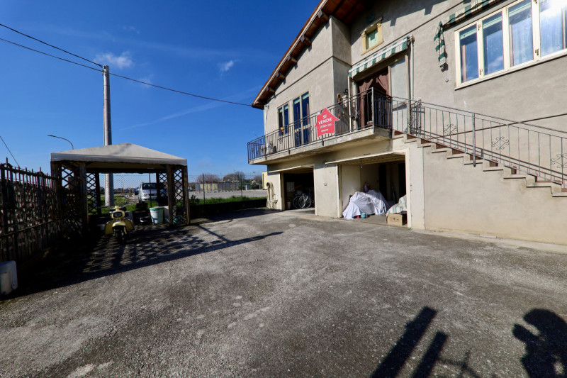 COMPOSIZIONE:
Proponiamo in vendita casa singola con garage e magazzino di pertinenza. Al primo p...