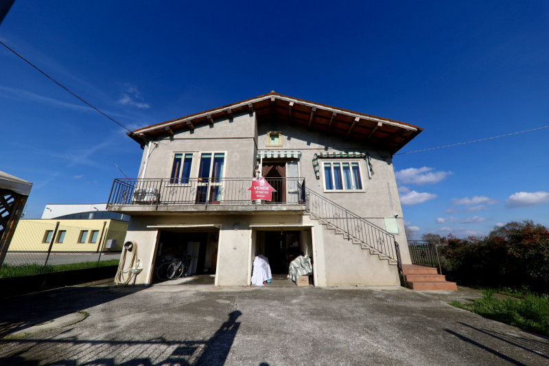 COMPOSIZIONE:
Proponiamo in vendita casa singola con garage e magazzino di pertinenza. Al primo p...