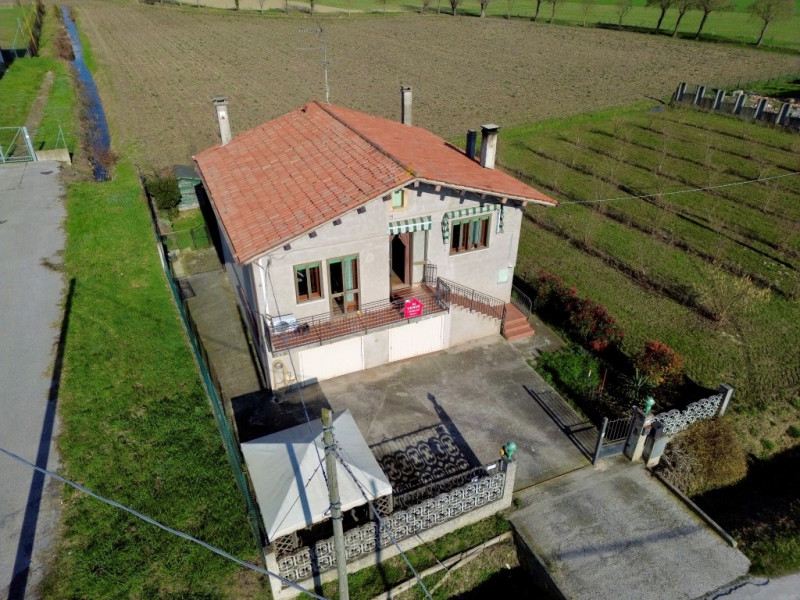 COMPOSIZIONE:
Proponiamo in vendita casa singola con garage e magazzino di pertinenza. Al primo p...