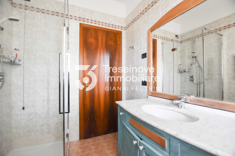 (Per INFO Feltrin ing. Gianni) Proponiamo in vendita a Paese una villetta singola sviluppata su p...