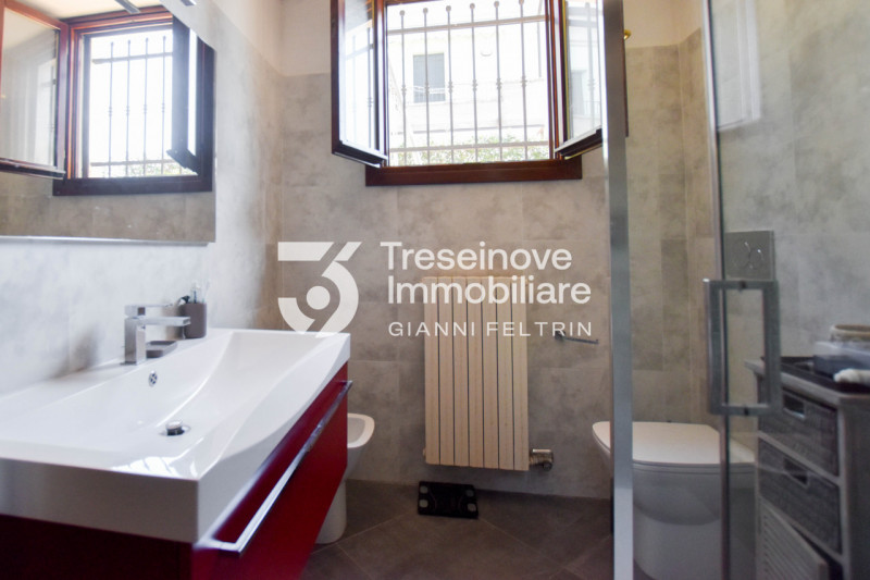 (Per INFO Feltrin ing. Gianni) Proponiamo in vendita a Paese una villetta singola sviluppata su p...