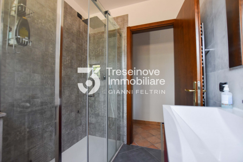 (Per INFO Feltrin ing. Gianni) Proponiamo in vendita a Paese una villetta singola sviluppata su p...