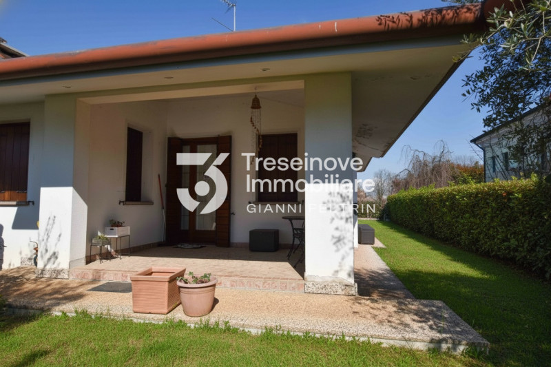 (Per INFO Feltrin ing. Gianni) Proponiamo in vendita a Paese una villetta singola sviluppata su p...