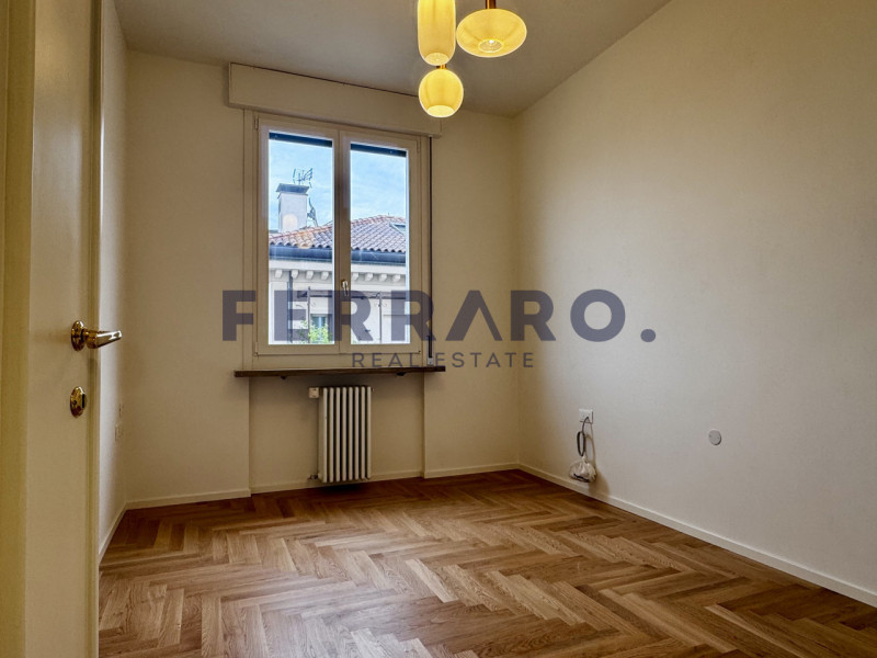 Treviso, Centro Storico. Codice YA5.

Appartamento trilocale arredato di cucina e bagno situato a...