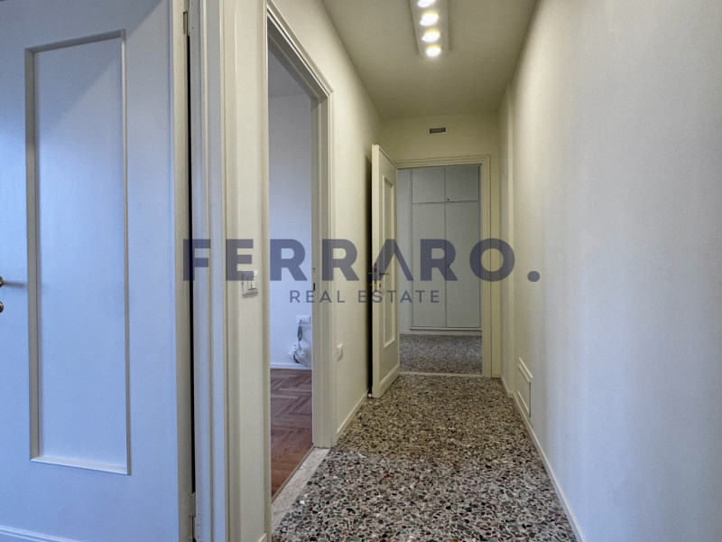 Treviso, Centro Storico. Codice YA5.

Appartamento trilocale arredato di cucina e bagno situato a...