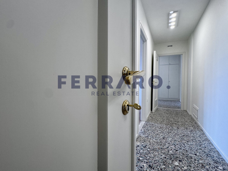 Treviso, Centro Storico. Codice YA5.

Appartamento trilocale arredato di cucina e bagno situato a...