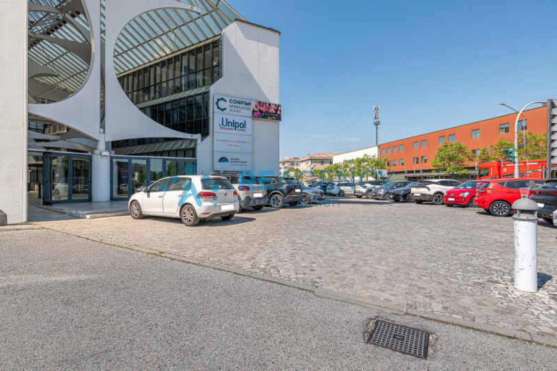 VICENZA  – Viale Crispi.
Stai cercando un ufficio già locato, con rendita DEL 10% e con contratto...