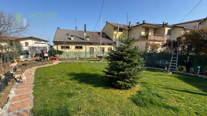 MONTE DI MALO – CENTRO: In posizione centralissima, comoda a tutti i servizi del paese ma immersa...