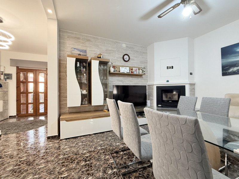 Scopri questa affascinante bifamiliare situata nel cuore di Chiesanuova, una delle zone più ricer...